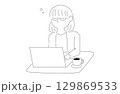 ノートパソコンと眼鏡の女性のイラスト 129869533