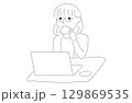 ノートパソコンと眼鏡の女性のイラスト 129869535