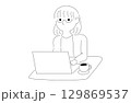 ノートパソコンと眼鏡の女性のイラスト 129869537
