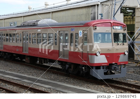 白糸台の車庫に止まる 西武多摩川線 新101系 赤電 白糸台の車庫に止まる 西武多摩川線 新101系 赤電 129869745