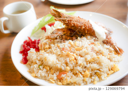 カフェランチ 豪華な海老フライ カフェランチ 豪華な海老フライ 129869794