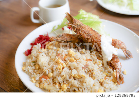 カフェランチ　豪華な海老フライ 129869795