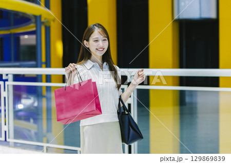 ショッピングモールで買い物をする女性 129869839