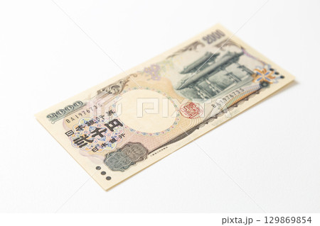 白背景に二千円札 129869854