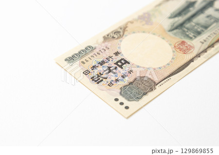 白背景に二千円札 129869855