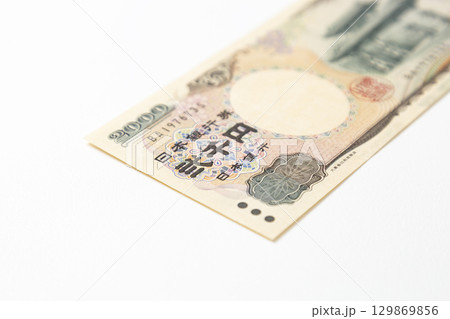 白背景に二千円札 白背景に二千円札 129869856
