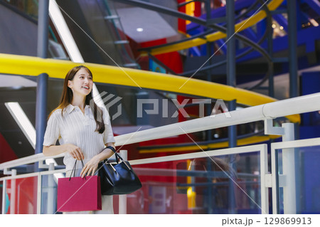 ショッピングモールで買い物をする女性 129869913