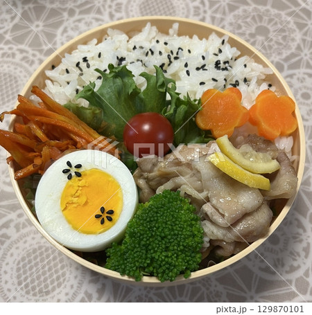 A traditional Korean dosirak, beautifully arranged with rice, assorted banchan, and savory proteins. Balanced and visually inviting, its a portable meal packed with vibrant flavors. 129870101