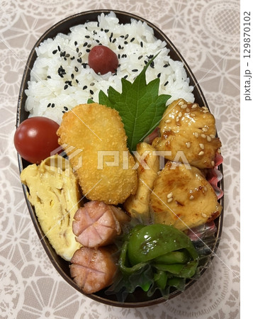 A traditional Korean dosirak, beautifully arranged with rice, assorted banchan, and savory proteins. Balanced and visually inviting, its a portable meal packed with vibrant flavors. 129870102