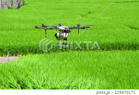 ドローンによる農薬散布 129870171