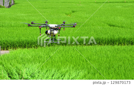 ドローンによる農薬散布 129870173