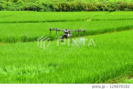 ドローンによる農薬散布 129870182