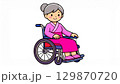 車いすのおばあさん 129870720
