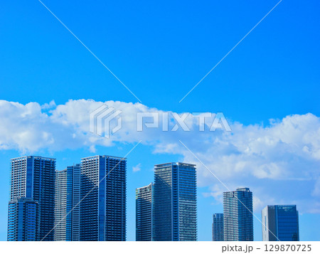 高層建物群と青空 高層建物群と青空 129870725