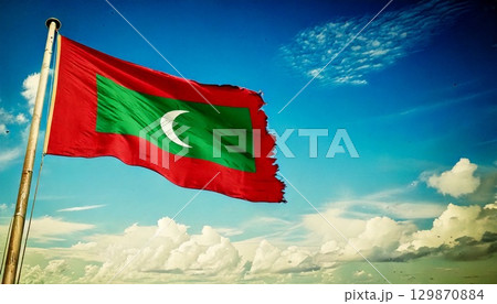 破けて朽ちた古いモルディブの国旗。 129870884