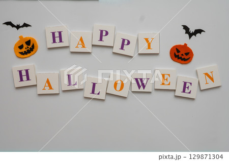 白色背景文字のハロウィンデザイン 129871304