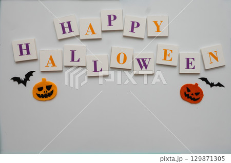 白色背景文字のハロウィンデザイン 129871305