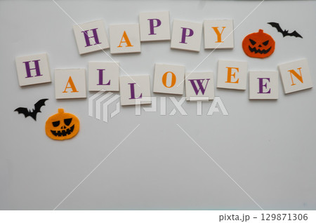 白色背景文字のハロウィンデザイン 白色背景文字のハロウィンデザイン 129871306