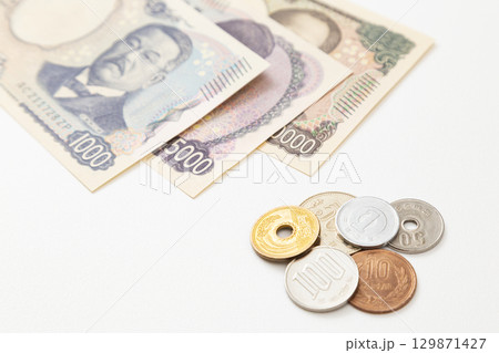 白背景に日本のお金 129871427
