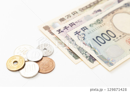 白背景に日本のお金 129871428