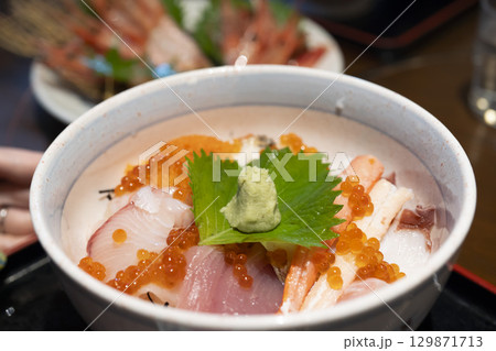 輝くイクラがまぶしい海鮮丼 129871713