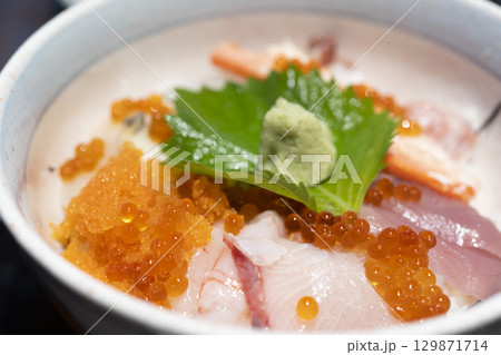 輝くイクラがまぶしい海鮮丼 129871714