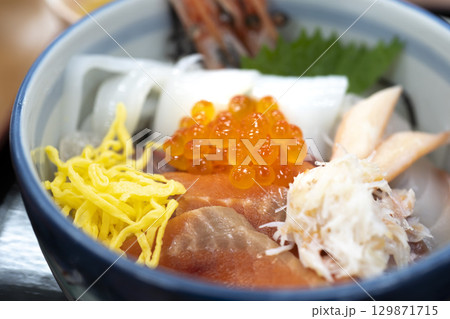 輝くイクラがまぶしい海鮮丼 129871715