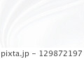 白い抽象背景｜柔らかい流線のホワイトテクスチャ 129872197