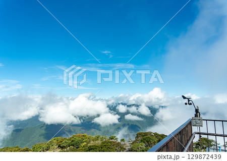 岐阜県関ケ原町　伊吹山ドライブウェイ駐車場にある展望台からの下界の眺めと風向・風速センサー 129872439