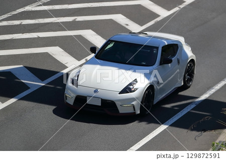 高速道路を走るスポーツカー　イメージ 129872591
