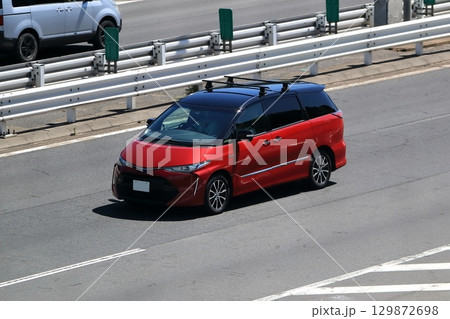 赤いミニバン　イメージ 129872698