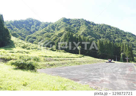 夏のスキー場の斜面と圧雪車 129872721