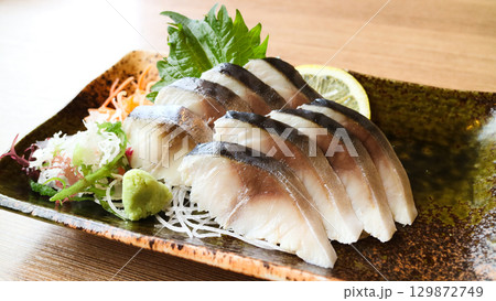 シメサバのお刺身 129872749
