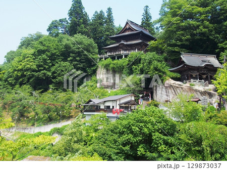 緑に包まれる夏の柳津福満虚空菩薩尊円蔵寺の遠景 緑に包まれる夏の柳津福満虚空菩薩尊円蔵寺の遠景 129873037