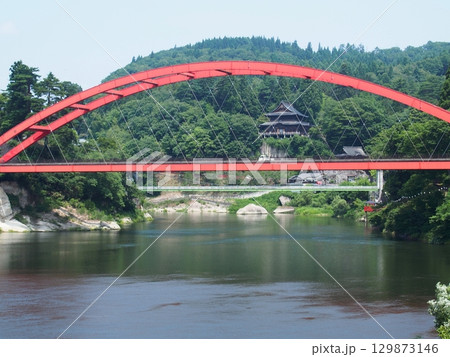 緑に包まれる夏の柳津福満虚空菩薩尊円蔵寺の遠景 129873146