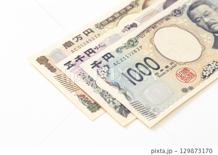 白背景に日本の紙幣 129873170