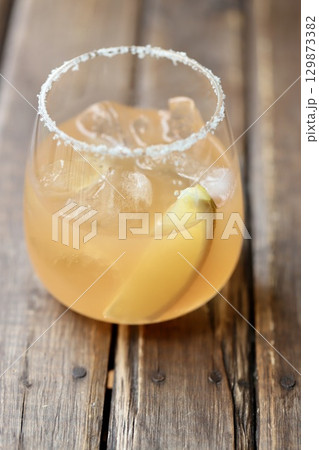 自宅で作ったピンクグレープフルーツのソルティドッグ 129873382