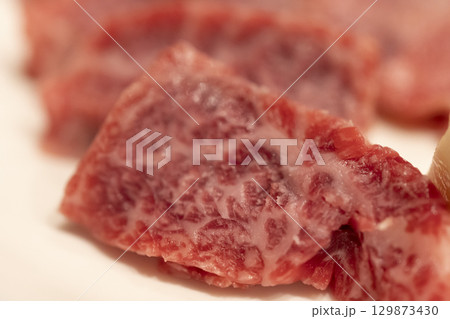 但馬牛の美しい霜降り肉 129873430
