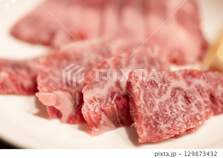 但馬牛の美しい霜降り肉 129873432