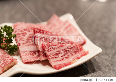 但馬牛の美しい霜降り肉 129873436