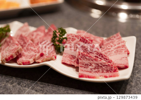 但馬牛の美しい霜降り肉 129873439
