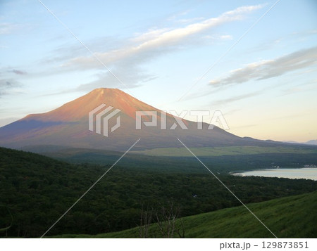 朝焼けの富士山 129873851