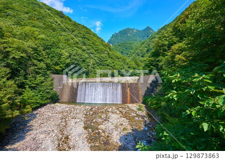 山梨県山梨市 西沢渓谷の二俣吊橋から北側の笛吹川の人工滝と鶏冠山(けいかんざん) 129873863