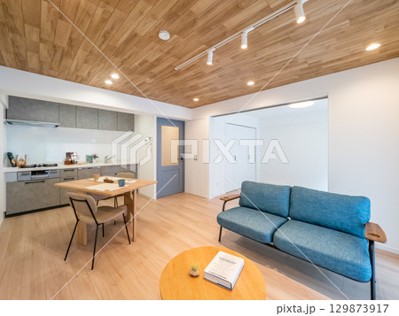 木のぬくもりがあるリビングダイニングキッチン02 129873917