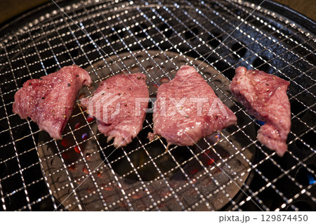 とろけるような食感、高級和牛　飛騨牛牛タン焼肉 129874450