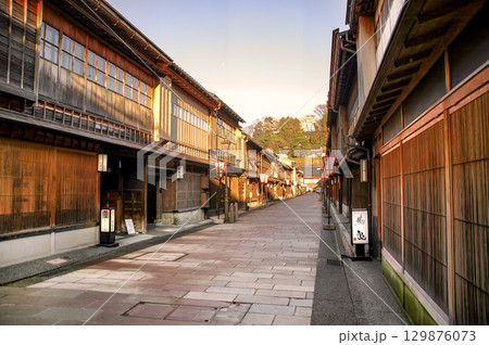 金沢・ひがし茶屋街の情緒溢れる街並み、伝統的な木虫籠の町家が連なる歴史的景観 129876073