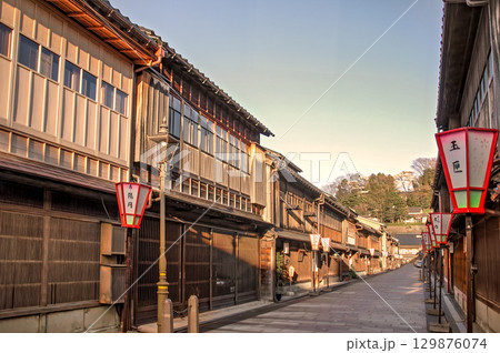 金沢・ひがし茶屋街の夕景、情緒溢れる木虫籠の町家と伝統的な街並み 129876074