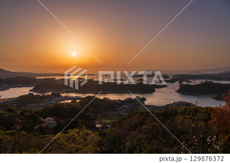 《熊本県》天草松島の夕暮れ・高舞登山の眺望 129876372