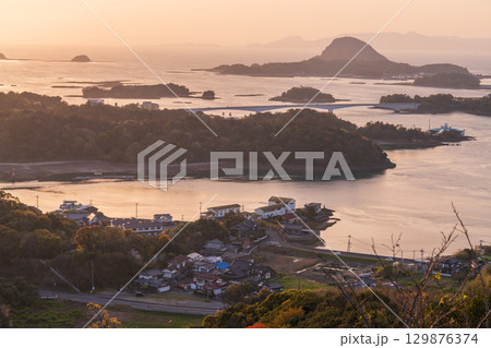 《熊本県》天草松島の夕暮れ・高舞登山の眺望 《熊本県》天草松島の夕暮れ・高舞登山の眺望 129876374