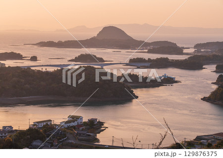 《熊本県》天草松島の夕暮れ・高舞登山の眺望 《熊本県》天草松島の夕暮れ・高舞登山の眺望 129876375